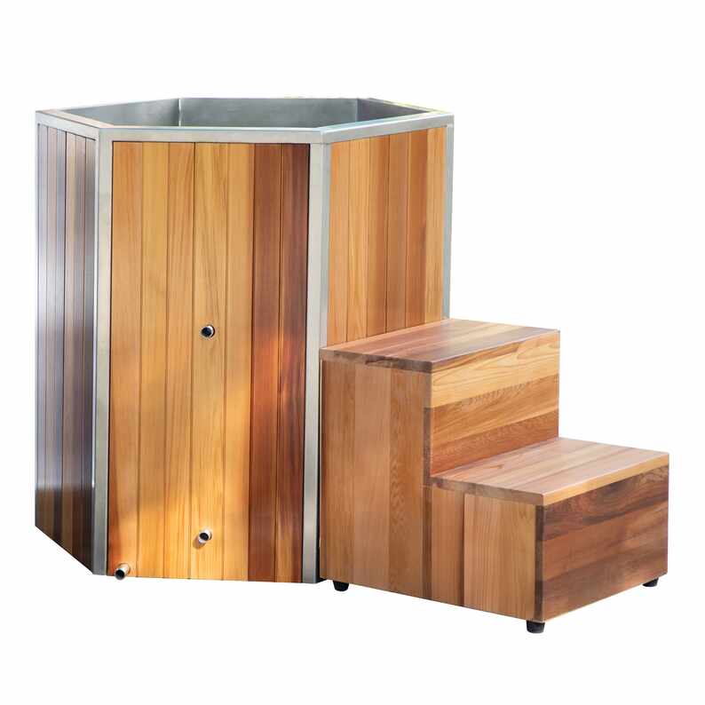 An féidir le Tub Tum Fuar Cedar le Céim Rochtana do Théarnamh, Folláine agus Stíl Mhaireachtála Lasmuigh a Chlaochlú An féidir le Tub Tum Fuar Cedar le Céim Rochtana do Théarnamh, Folláine agus Stíl Mhaireachtála Lasmuigh a Chlaochlú
